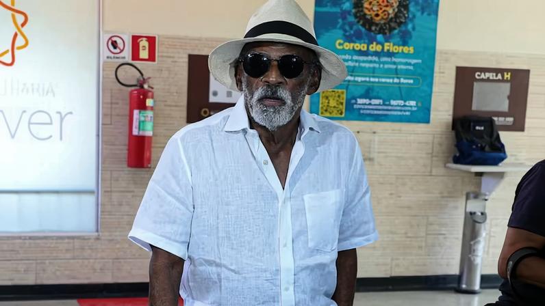 Antônio Pitanga se despede de Haroldo Costa — Foto: Victor Chapetta / Brazil News