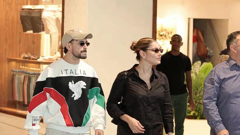 Arrascaeta é visto com esposa, Camila Bastiani em shopping na Barra da Tijuca — Foto: Agnews/ Edson Douglas