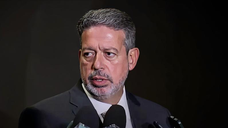 Agentes da PF cumprem dois mandados de busca e apreensão na Câmara, em Brasília. (Foto: reprodução/Youtube TV Câmara)