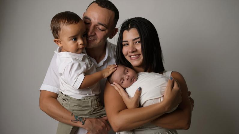 João Gomes com Ary Mirelle e os filhos — Foto: Divulgação