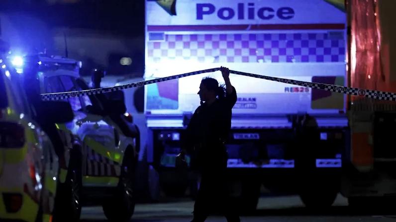 Um policial caminha ao longo da fita de isolamento no local do tiroteio em massa na praia de Bondi, em 14 de dezembro de 2025, em Sydney, Austrália. • Darrian Traynor/Getty Images