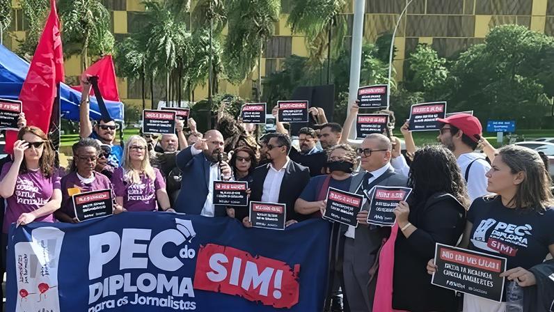 Protesto de jornalistas em Brasília contra a ação violenta de policiais legislativos. Foto: Pedro Rafael/Agência Brasil