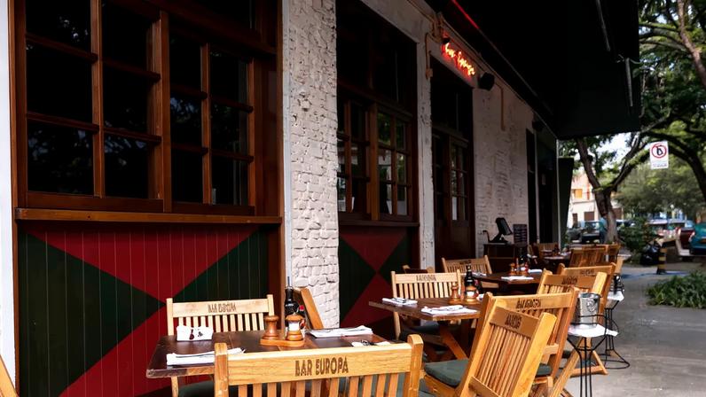 Bar Europa tem mesas na área externa e clima descontraído • Divulgação
