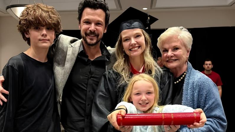 Guilherme Berenguer celebra conclusão de mestrado da esposa, Bianca, ao lado dos filhos, Sebastian e Rebecca, e da sogra — Foto: Reprodução/Instagram