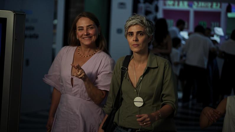 Heloísa Perisse e namorada. Foram clicadas deixando um teatro no shopping da Gávea onde assitiram a um evento fechado da escola — Foto: Thiago Martins / Agnews