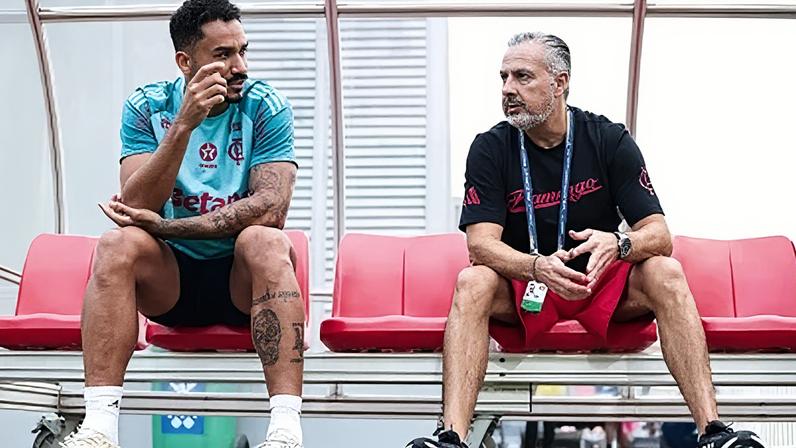 Danilo, zagueiro do Flamengo, conversa com José Boto, diretor de futebol
