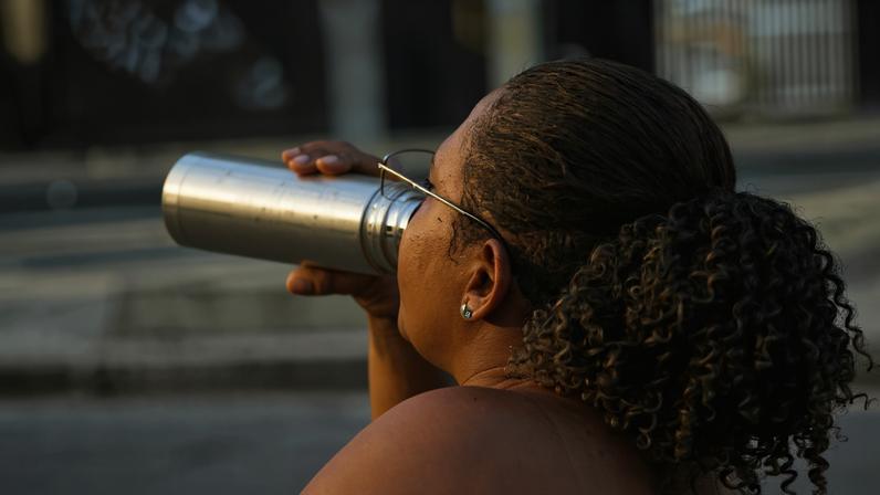 Pessoas se hidratam na região central da cidade durante onda de calor. Foto: Fernando Frazão/Agência Brasil