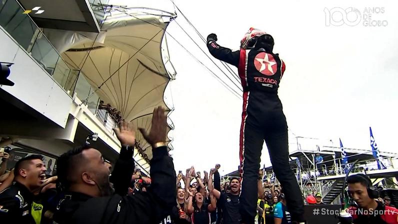 Arthur Leist comemora a vitória na última prova do ano da Stock Car com sua equipe — Foto: Reprodução