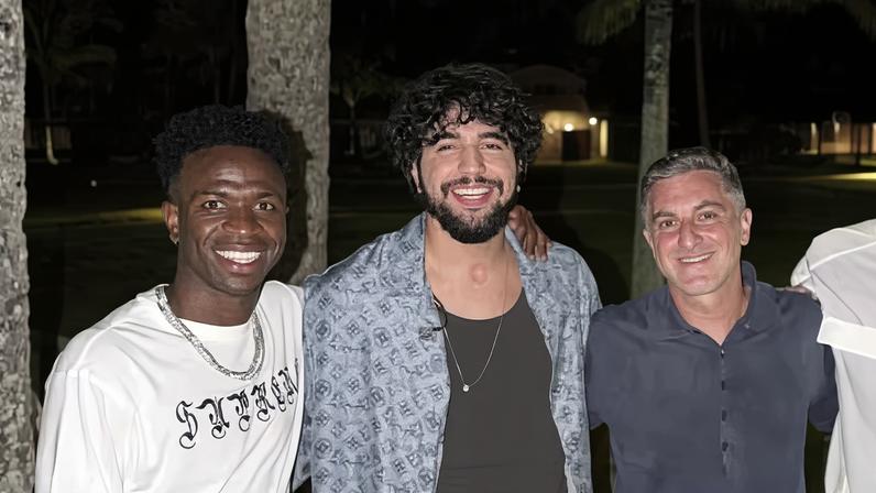 Nattan e Vini Jr. posaram juntos com Huck e Militão em Trancoso