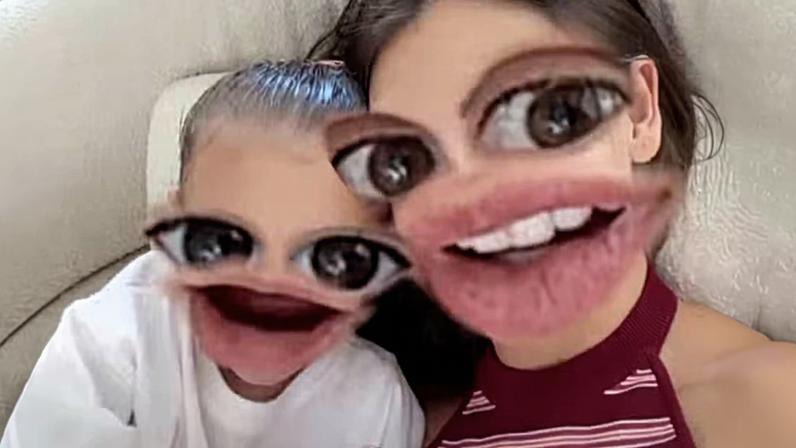 Amanda Kimberlly e Helena, sua filha com Neymar, se divertem com filtros