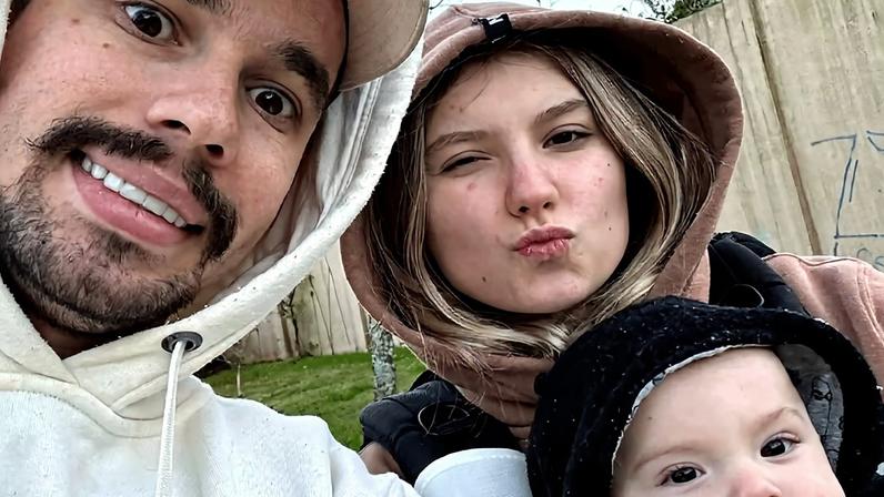 Lucas Borbas e Isabel Veloso com o filho Arthur — Foto: Reprodução/Instagram