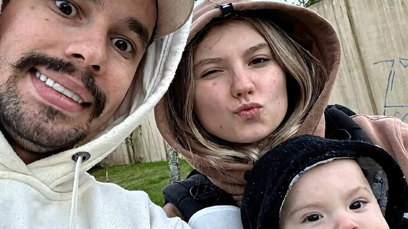 Lucas Borbas e Isabel Veloso com o filho Arthur — Foto: Reprodução/Instagram