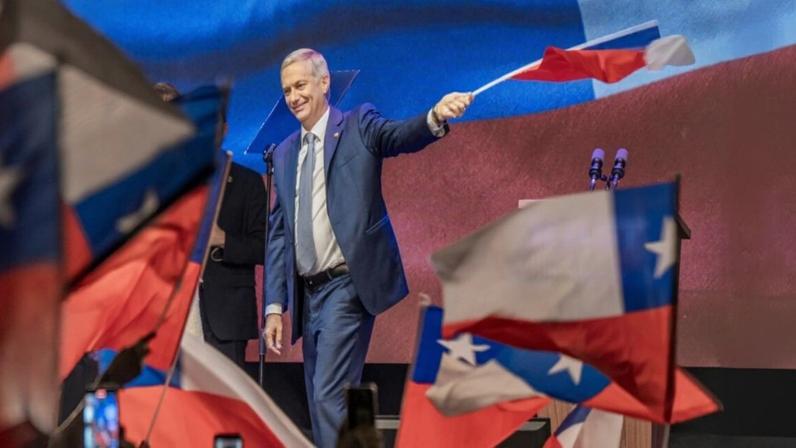 Candidato do Partido Republicano, José Antonio Kast venceu com ampla vantagem, considerada histórica por aliados - Foto: Reprodução/Rede Social