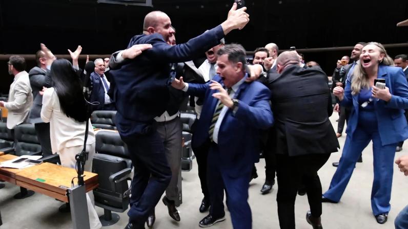 Oposição comemora rejeição da cassação de Carla Zambelli no plenário. Veja como votou cada deputado. (Foto: Bruno Spada/Câmara dos Deputados)