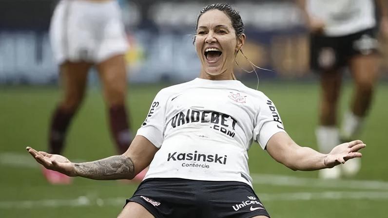 Gabi Zanotti comemora gol na semifinal da Supercopa Feminina