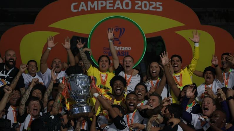 Corinthians levanta a taça de campeão da Copa do Brasil no Maracanã (Foto: Eduardo Carmim/Photo Premium/Gazeta Press)