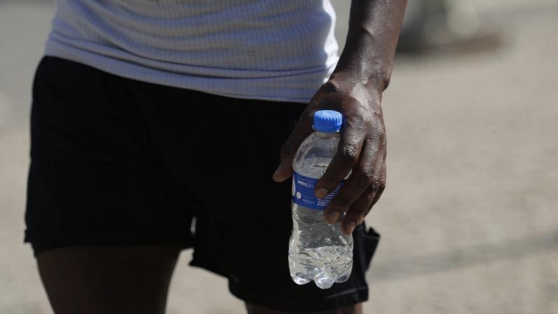 Pessoas cuidam da hidratação em dia de calor no Rio de Janeiro. Foto: Fernando Frazão/Agência Brasil