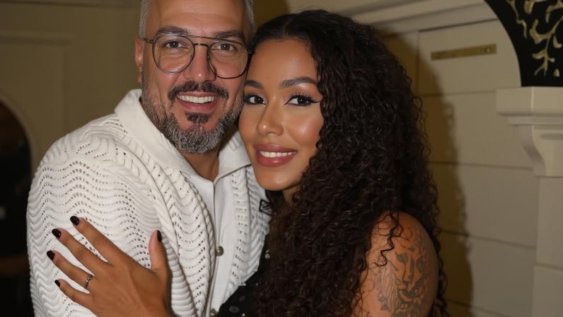 Irmã de Gracyanne Barbosa publica foto ao lado de Belo e se declara — Foto: Reprodução/Instagram