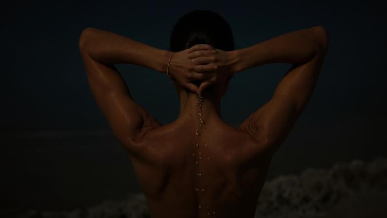 Alessandra Ambrosio surge topless nas redes sociais — Foto: Reprodução/ @cameron_hammond