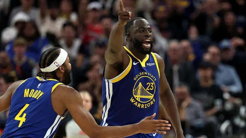 Draymond Green e Moses Moody em jogo entre Warriors e Grizzlies na NBA (Foto: Ezra Shaw/Getty Images/AFP)