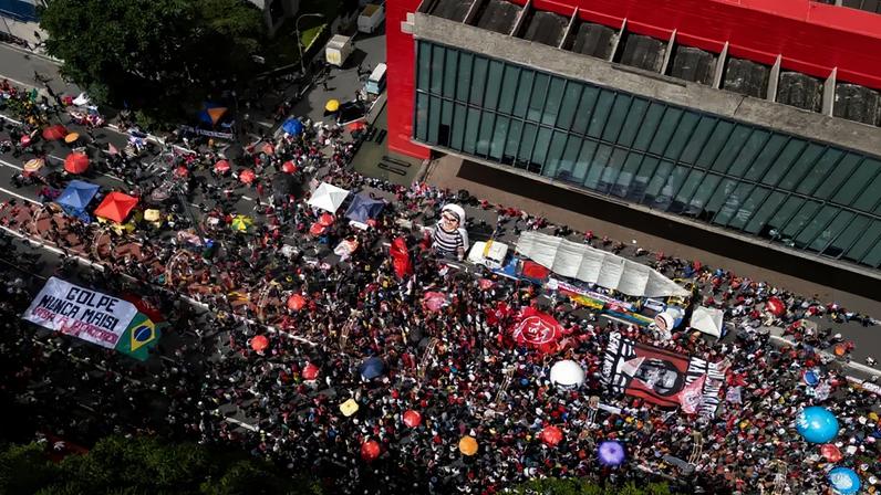 Manifestação da esquerda contra o PL da dosimetria na avenida paulista reuniu 13,7 mil pessoas, segundo a USP. (Foto: Isaac Fontana/EFE)