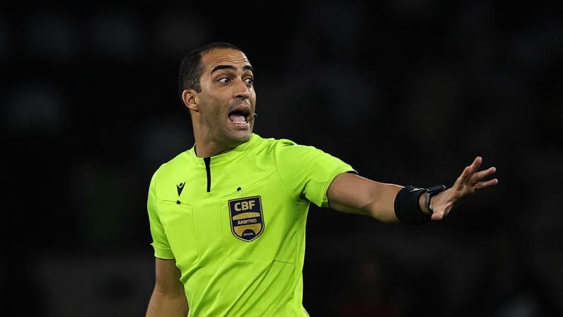O Brasileirão 2025 quebrou recordes de VAR, com 163 intervenções e 192 correções. Entenda o impacto da tecnologia na arbitragem e os principais números - Foto: Cesar Greco/Palmeiras