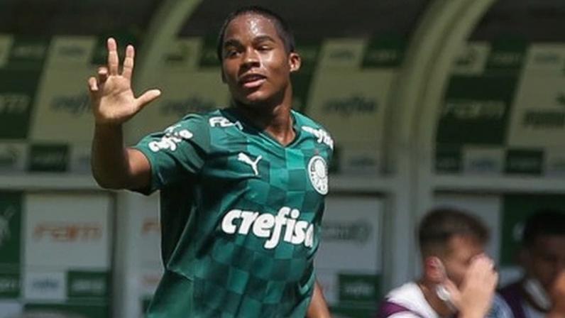 Endrick comemorando gol na final da Copinha de 2022; Atacante foi o destaque da edição