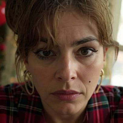 Eva Mendes revela dica de maquiagem natalina divertida para mães