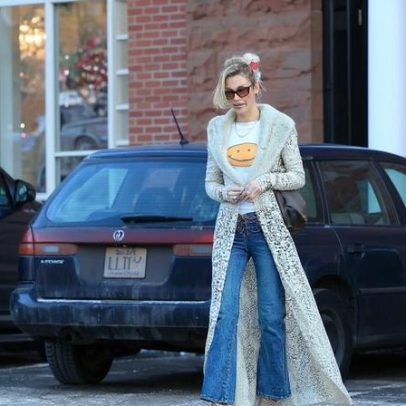 Bella Hadid usa casaco de renda transparente em Aspen