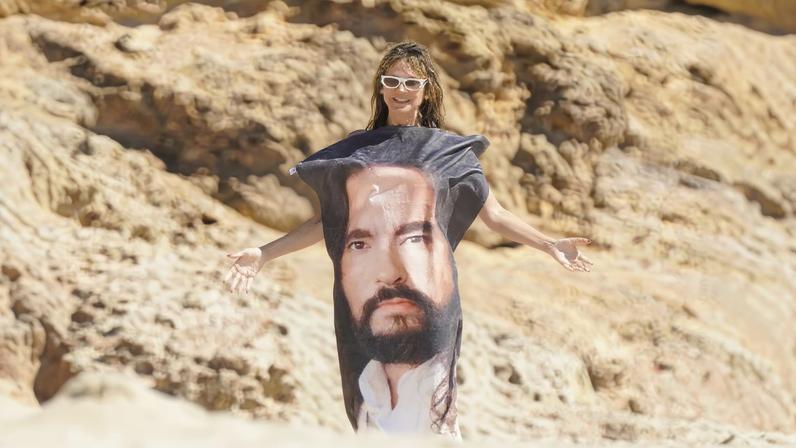 Heidi Klum used a towel with her husband Tom Kaulitz’s face on it.