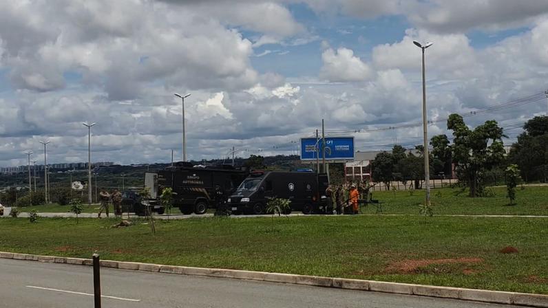 1 de 1 Operação para detonar explosivos em caminhão-tanque na área do Aeroporto de Brasília, em dezembro de 2022 — Foto: TV Globo/Reprodução