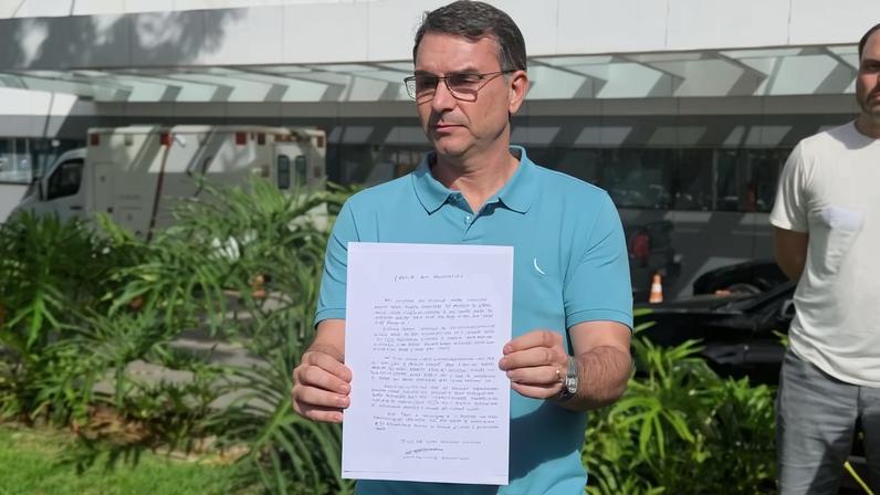 Flávio diz que carta foi escrita pelo pai, Jair Bolsonaro