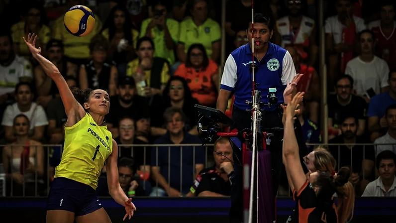 Gabi Guimarães, durante o jogo entre Osasco e Conegliano no Mundial (Foto: Volleyball World)