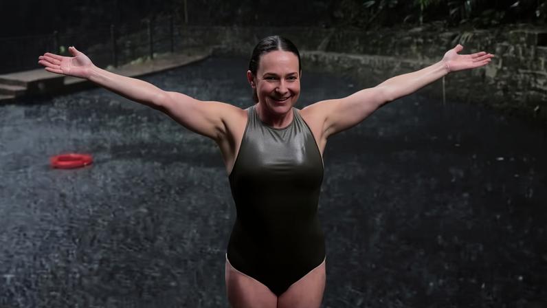 Gabriela Duarte toma banho de chuva ao se despedir de 2025 — Foto: Reprodução/Instagram
