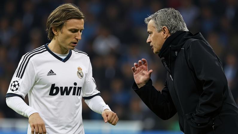 Luka Modric recebe instruções de José Mourinho durante a Champions League 12/13 — Foto: Elisa Estrada/Real Madrid via Getty Images