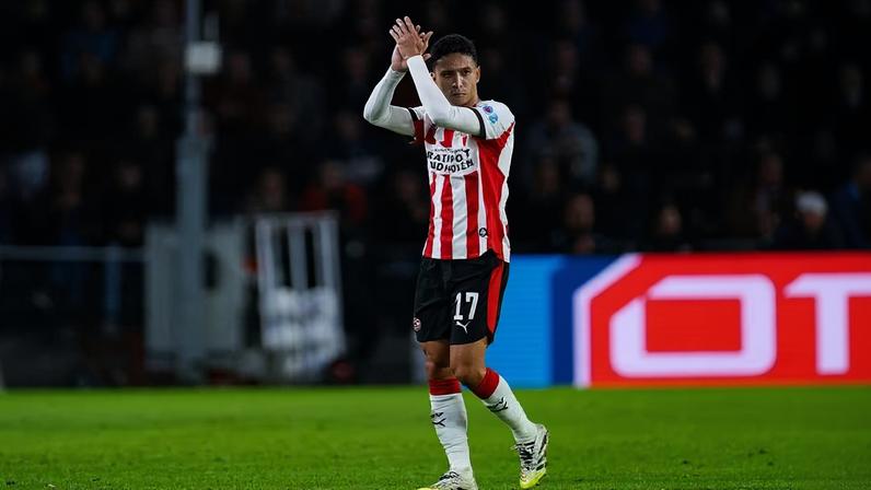 Mauro Júnior em ação pelo PSV — Foto: Joris Verwijst/BSR Agency/Getty Images