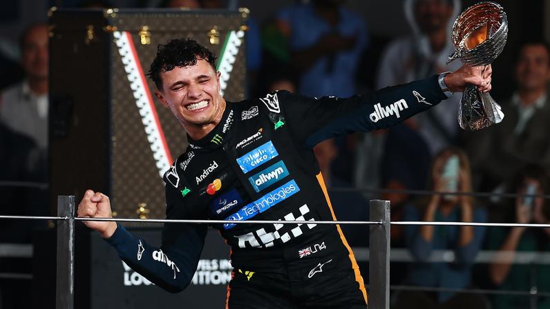 Lando Norris comemora o título da F1 2025 — Foto: Zak Mauger/LAT Images