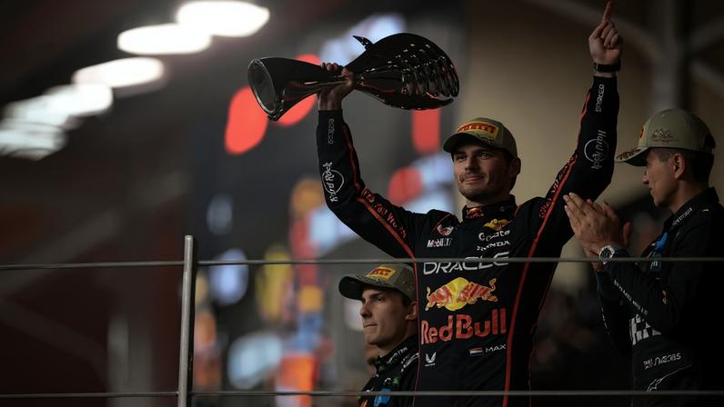 Max Verstappen com o troféu do GP de Abu Dhabi de F1 2025 — Foto: James Sutton - Formula 1/Formula 1 via Getty Images