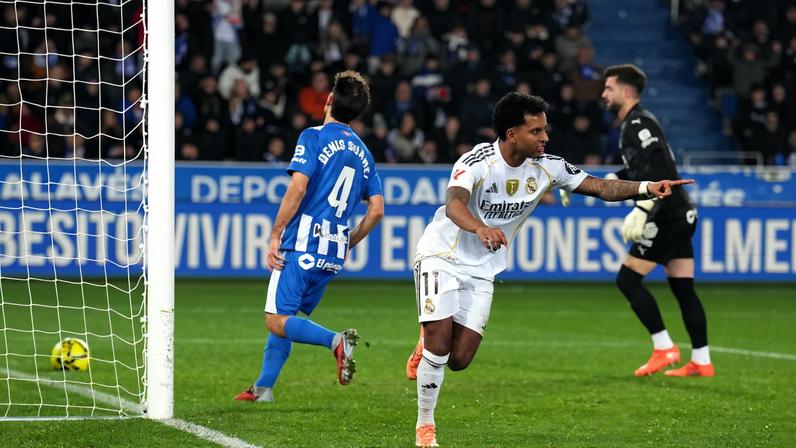 Rodrygo comemora segundo gol do Real Madrid contra o Alavés, marcado por ele — Foto: Juan Manuel Serrano Arce/Getty Images