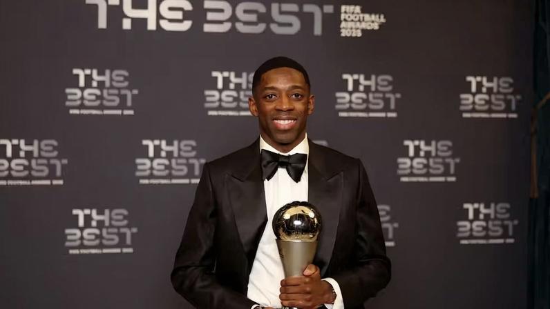 Ousmane Dembélé com o Prêmio The Best de melhor jogador do mundo em 2025 — Foto: Getty Images
