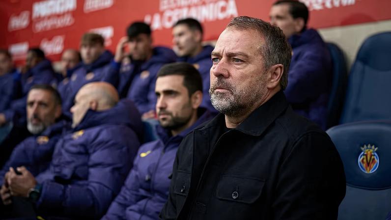 Hansi Flick tem reunião marcada com Deco, e contratação de zagueiro é um dos assuntos — Foto: Getty Images