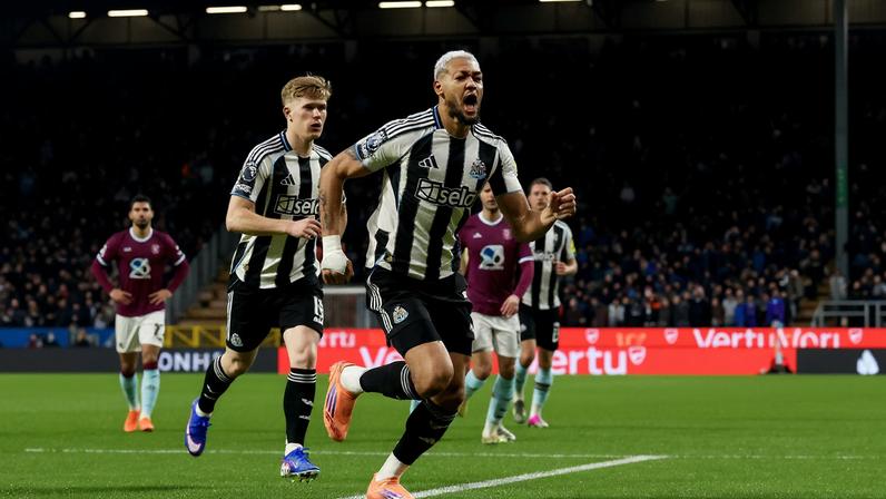 Joelinton comemora bonito gol marcado pelo Newcastle contra o Burnley — Foto: Lee Parker - CameraSport via Getty Images
