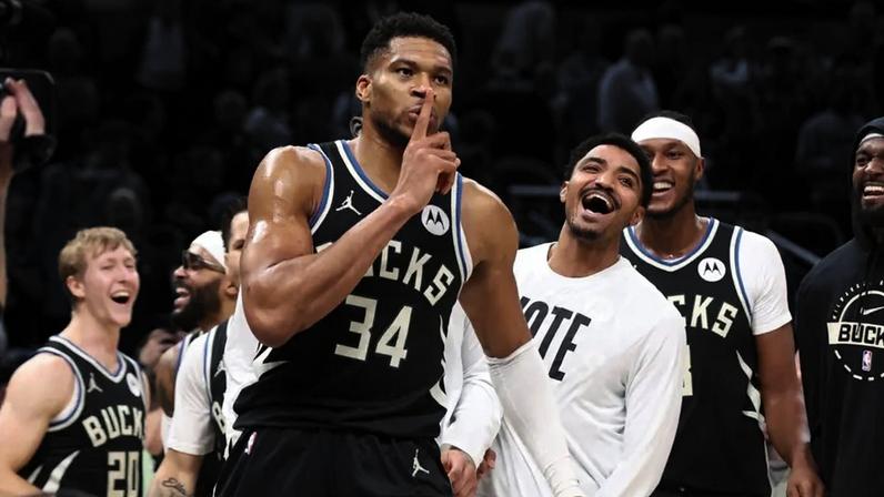 Giannis Antetokounmpo mandando a torcida dos Pacers ficarem em silêncio após ele virar o game winner (Foto: Pepper Robinson / NBAE / Getty Images / Getty Images via AFP)