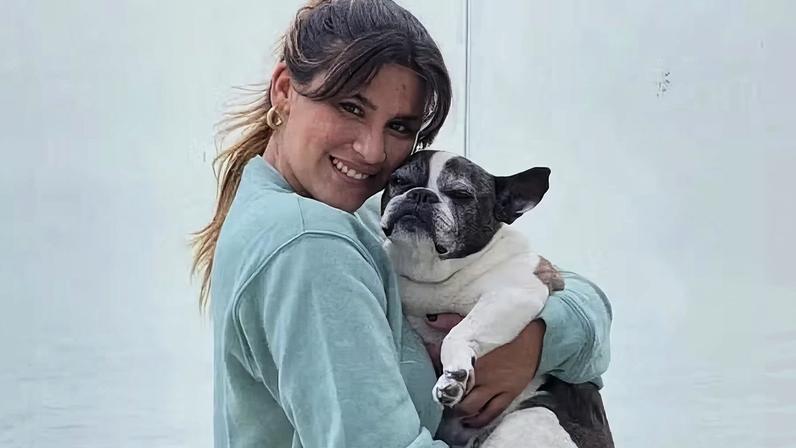 Giulia Costa e a cadelinha Lola, que morreu aos 17 anos em 2025 — Foto: Reprodução/Instagram