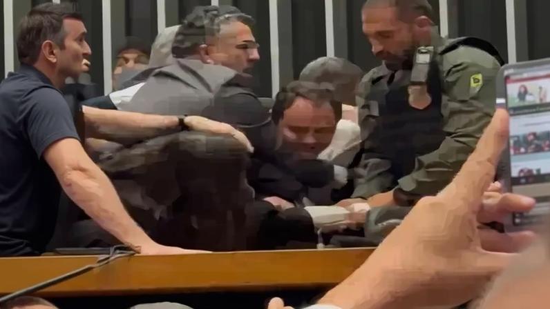 Polícia Legislativa foi chamada para retira o deputado federal Glauber Braga (PSOL-RJ) da Mesa Diretora da Câmara. (Foto: reprodução/redes sociais.)