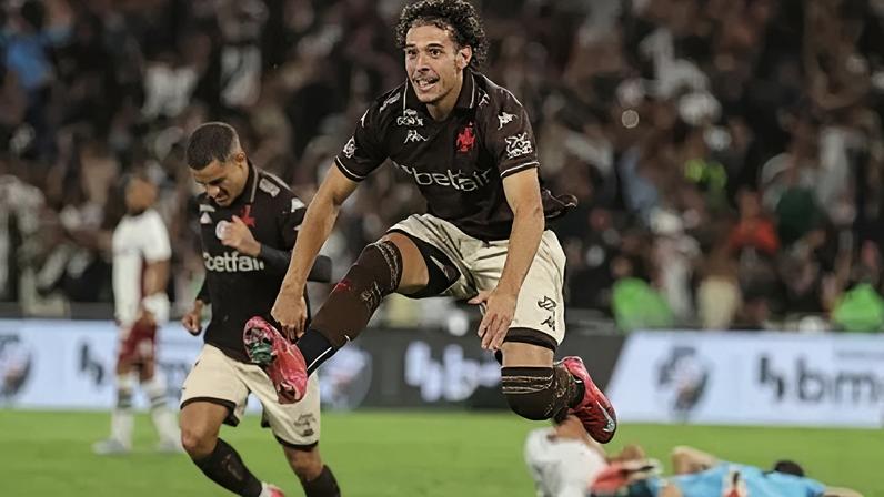 Nuno Moreira comemora o segundo gol do Vasco sobre o Fluminense