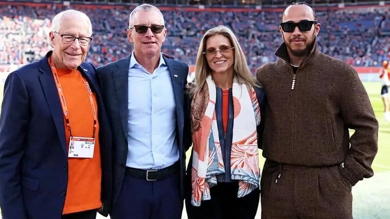 Lewis Hamilton assiste partida do Broncos na NFL (Foto: Reprodução)