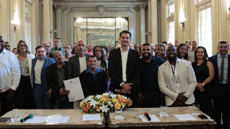 A cerimônia ocorreu no Salão Nobre e reforçou a valorização de lideranças religiosas que, além da dimensão espiritual, atuam na mediação de conflitos, no acolhimento emocional e na construção de redes locais de solidariedade. Foto: Eduardo Barreto/CMRJ