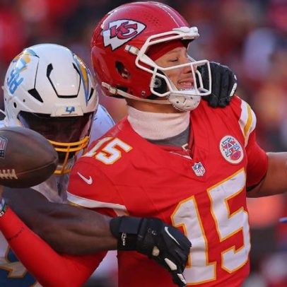 Chiefs perdem Mahomes lesionado e ficam fora dos playoffs após dez anos