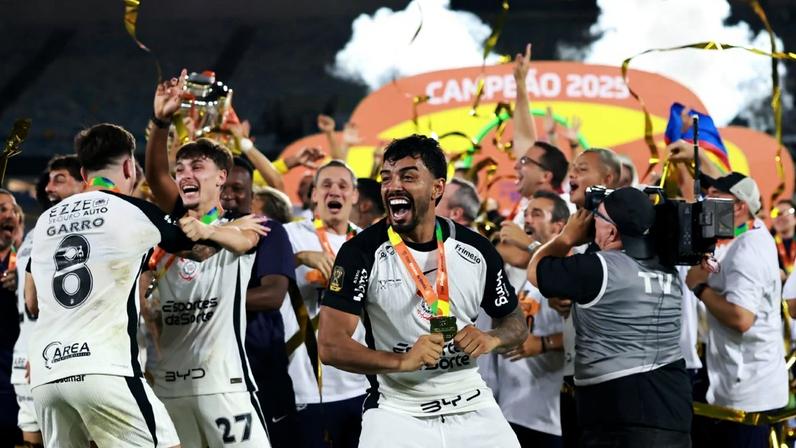 Festa absurda! Jogadores do Corinthians comemoram com a torcida o tetracampeonato da Copa do Brasil (2:45)